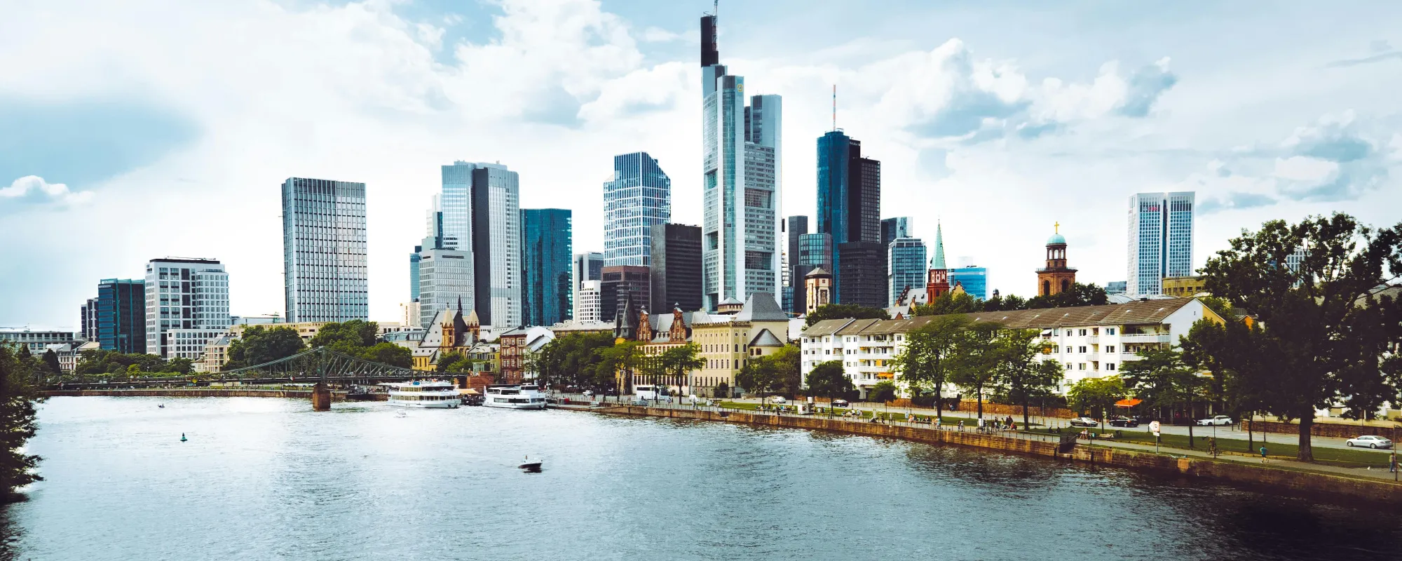 Frankfurter Skyline am Main bei Tag, Zauberer Felix Gauger in Frankfurt